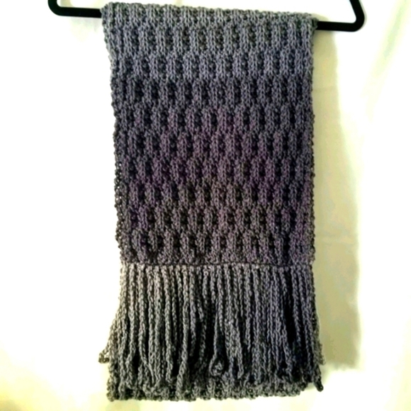 Elegant Gray Knit Scarf - Picture 4 of 7